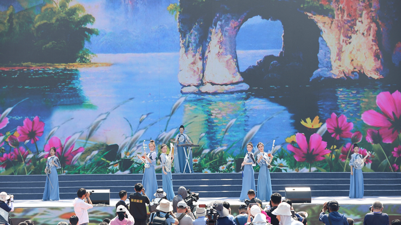 花語湖畔、香動凌源 女子水晶樂坊亮相第五屆中國凌源百合節(jié)