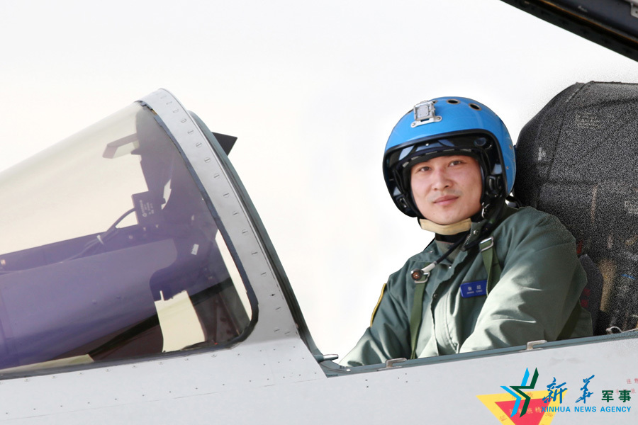 ↑戰(zhàn)機上準備起飛的張超。
