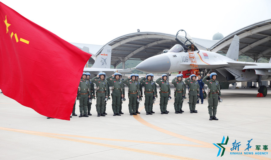 ↑軍旗招展，航空驕子對藍(lán)天宣誓。