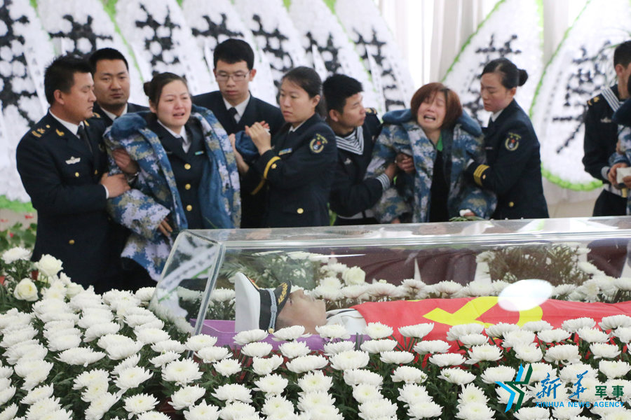 ↑資料圖片：張超烈士遺體告別儀式現(xiàn)場。