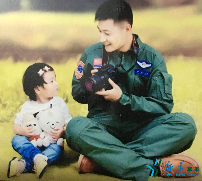 ↑資料圖片：被選為艦載戰(zhàn)斗機飛行員的張超與女兒合影。