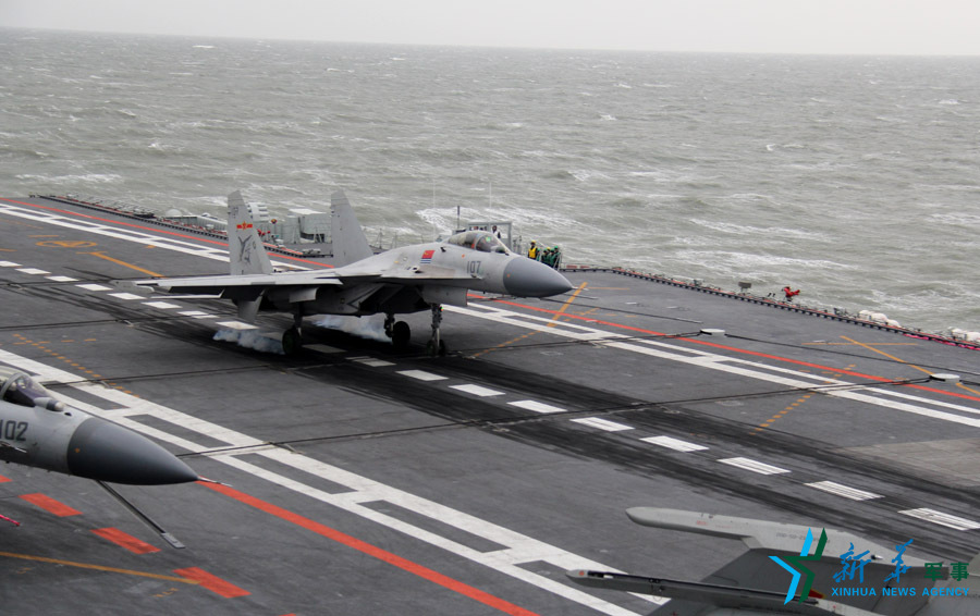 ↑資料圖片：艦載戰(zhàn)斗機(jī)下落著艦瞬間。