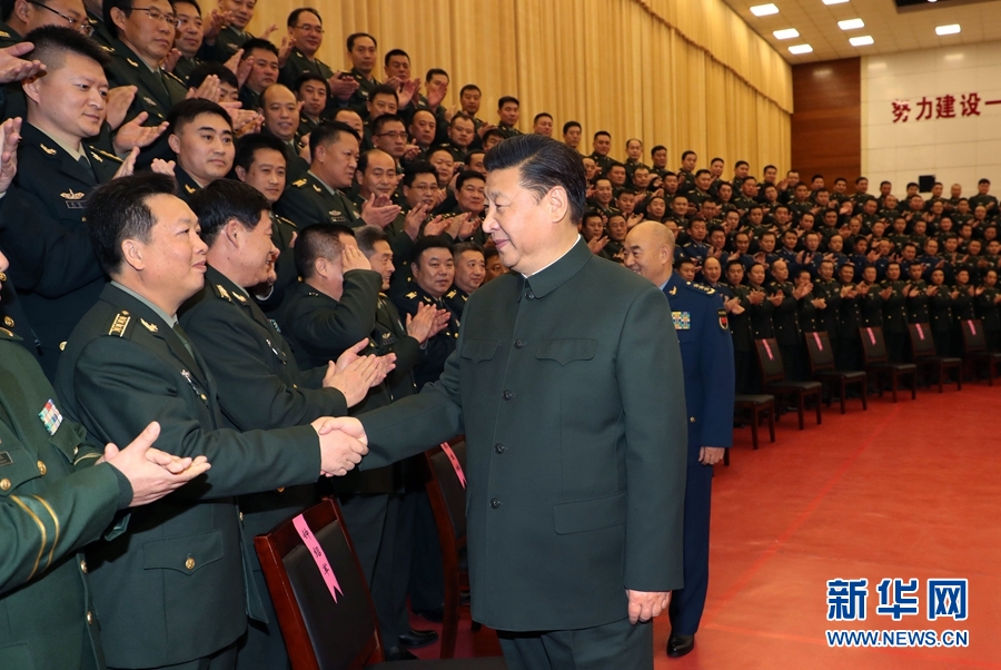 1月23日，習近平專程來到陸軍第65集團軍，深入基層連隊，看望慰問官兵，代表黨中央和中央軍委，向全軍指戰(zhàn)員、武警部隊官兵、民兵預備役人員致以誠摯問候和新春祝福。這是習近平親切接見駐張家口部隊師以上領(lǐng)導干部和團級單位主官。新華社記者李剛攝