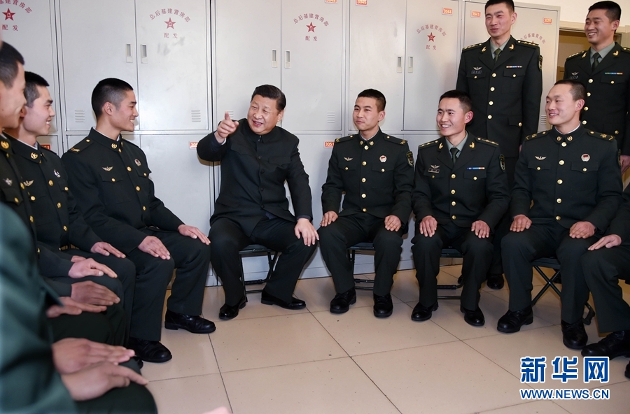 1月23日，習近平專程來到陸軍第65集團軍，深入基層連隊，看望慰問官兵，代表黨中央和中央軍委，向全軍指戰(zhàn)員、武警部隊官兵、民兵預備役人員致以誠摯問候和新春祝福。這是習近平在該集團軍“大功三連”同官兵親切交談。新華社記者李剛攝