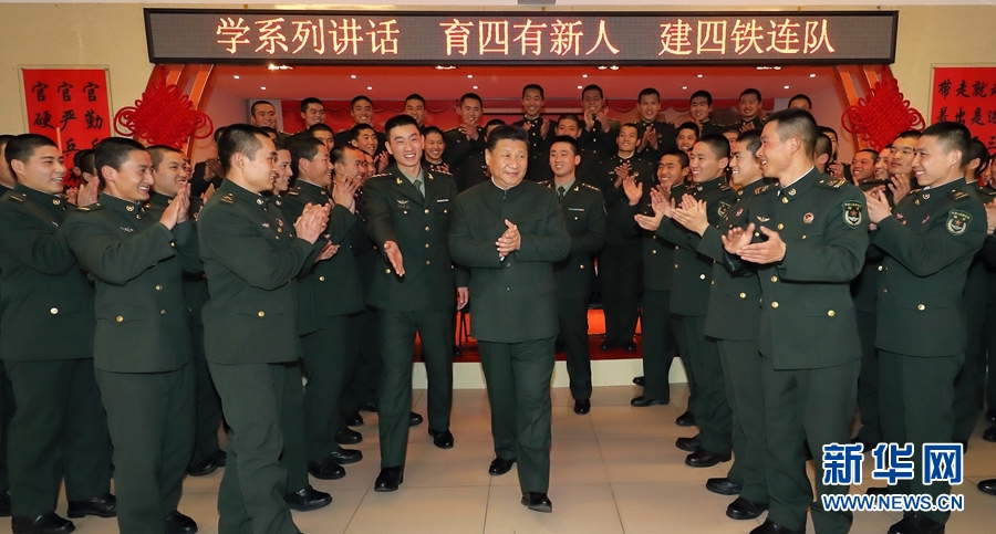 1月23日，習近平專程來到陸軍第65集團軍，深入基層連隊，看望慰問官兵，代表黨中央和中央軍委，向全軍指戰(zhàn)員、武警部隊官兵、民兵預備役人員致以誠摯問候和新春祝福。這是習近平在該集團軍“大功三連”同官兵在一起。新華社記者李剛攝