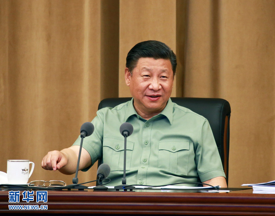 5月24日，中共中央總書記、國家主席、中央軍委主席習(xí)近平視察海軍機(jī)關(guān)，親切接見海軍第十二次黨代會全體代表和海軍機(jī)關(guān)正師職以上領(lǐng)導(dǎo)干部。這是習(xí)近平聽取海軍工作匯報(bào)后發(fā)表重要講話。 新華社記者 查春明 攝 
