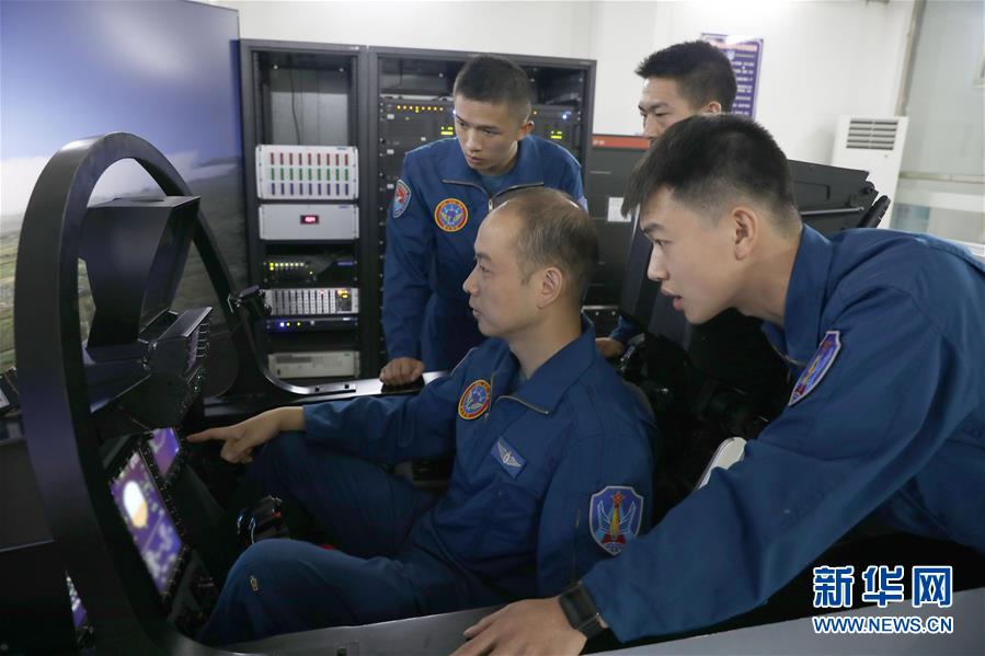 （圖文互動）（3）空中驕子——記空軍航空兵某旅飛行二大隊(duì)大隊(duì)長劉飛