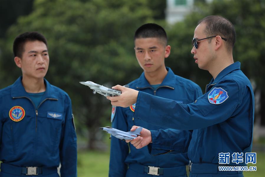 （圖文互動）（2）空中驕子——記空軍航空兵某旅飛行二大隊(duì)大隊(duì)長劉飛