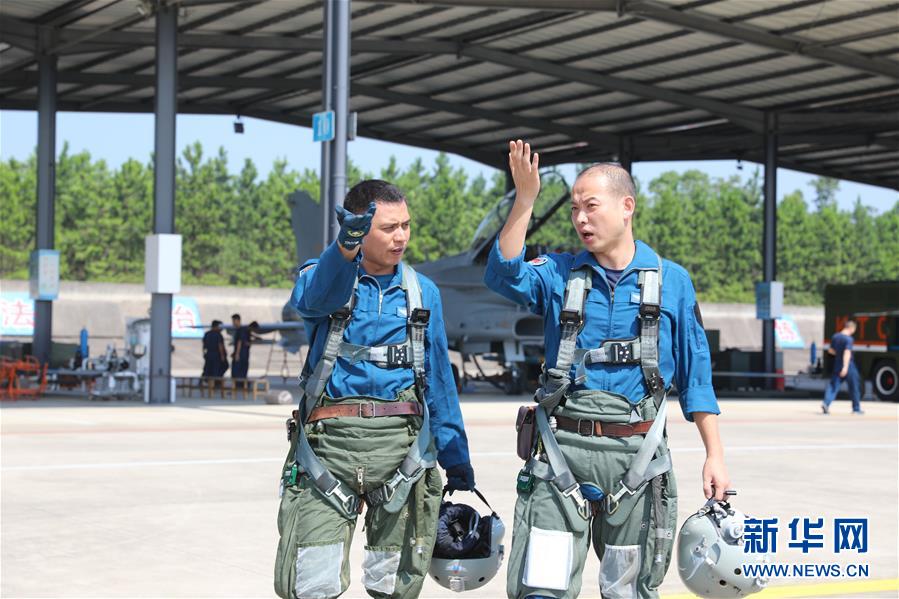 （圖文互動）（1）空中驕子——記空軍航空兵某旅飛行二大隊(duì)大隊(duì)長劉飛