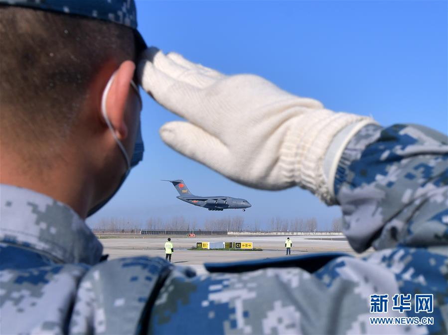 （聚焦疫情防控·圖文互動）（3）空軍第四次向武漢大規(guī)?？者\醫(yī)療隊員和物資