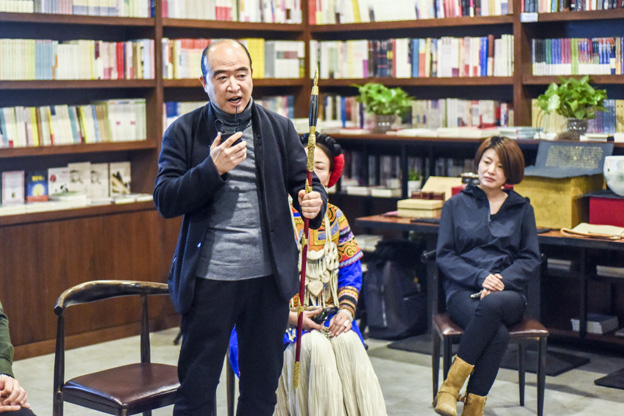 劉文濤：通過對每件兵器的復制，我們了解兵器造型與兵器制作的手藝，實現(xiàn)與古人的對話。