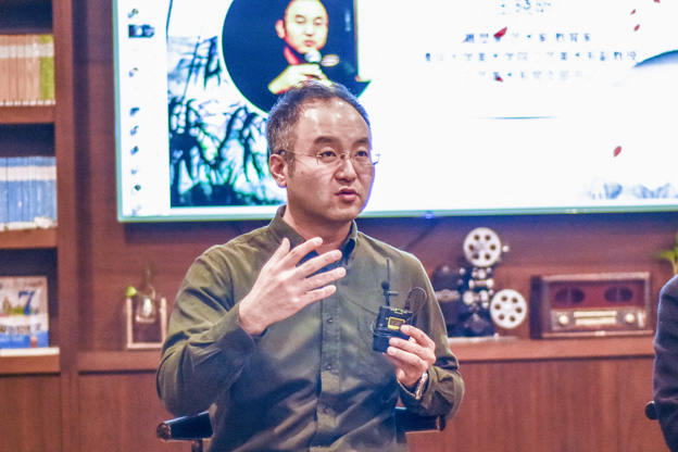 王曉昕：語言問題其實是非遺傳承所面臨的一個普遍問題。非遺傳承人可能有很好的技藝，但是因為語言問題沒有辦法與外面的人交流，就失去了傳承的機會。