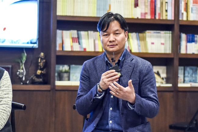 丁大為：烏銅走銀有三百年的歷史了，是云南地區(qū)獨(dú)有的技藝。這門技藝入門大概需要3年，學(xué)成需要20年。用語(yǔ)言去表達(dá)它其實(shí)是很難的。