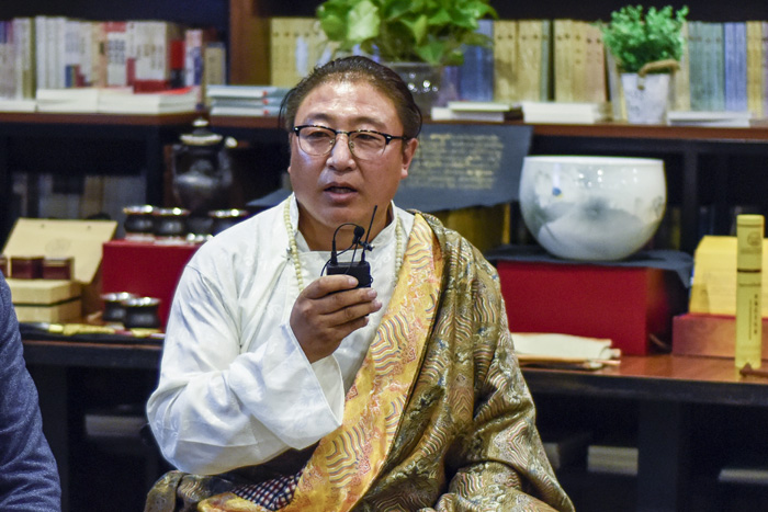 安久·白瑪群加：絕對不能為了錢做手藝的傳承人，傳承手藝是因為我們有傳承民族特色文化的責(zé)任，要時刻謹(jǐn)記這一份責(zé)任。