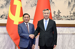 李希同越共中央政治局委員、中央書(shū)記處書(shū)記、中央檢查委員會(huì)主任陳錦繡舉行會(huì)談