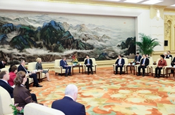 韓正會(huì)見(jiàn)中俄友好、和平與發(fā)展委員會(huì)第十四次全體會(huì)議與會(huì)代表