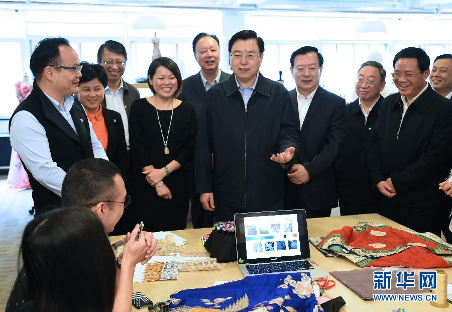 5月8日至11日，中共中央政治局常委、全國人大常委會委員長張德江在浙江調(diào)研。這是5月9日，張德江來到位于嘉興市的雅瑩服裝有限公司，了解公司的服裝設(shè)計、生產(chǎn)和銷售情況。新華社記者 馬占成 攝 