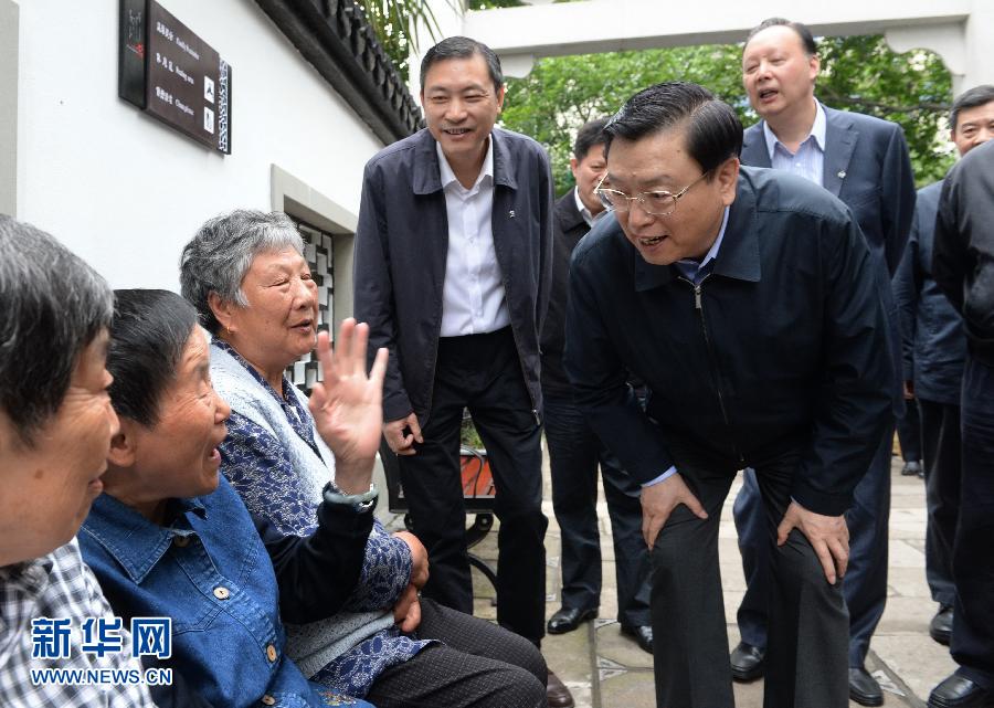 這是5月10日，張德江來到杭州市小營街道調(diào)研，并與市民親切交談。新華社記者 馬占成 攝 