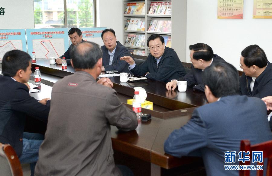 這是5月9日，張德江到湖州市妙西鎮(zhèn)調(diào)研，與基層人大代表座談。新華社記者 馬占成 攝 