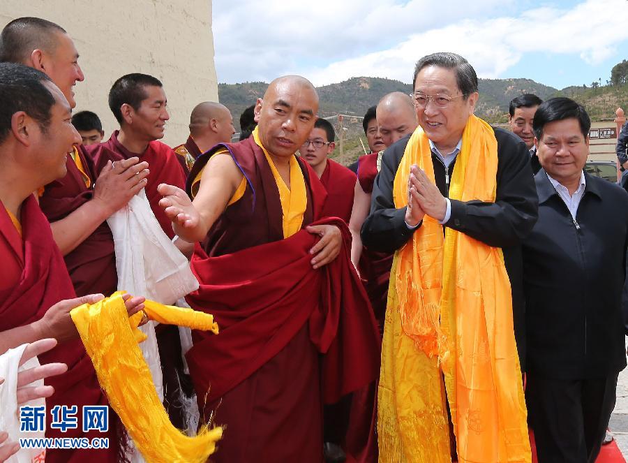 這是5月16日，俞正聲在松贊林寺看望宗教界人士。 新華社記者 劉衛(wèi)兵 攝