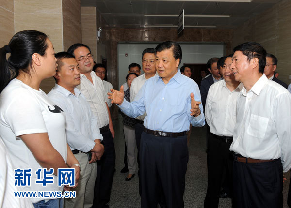 這是7月18日，劉云山在青海省政府行政服務(wù)和公共資源交易中心調(diào)研。新華社記者 饒愛民 攝