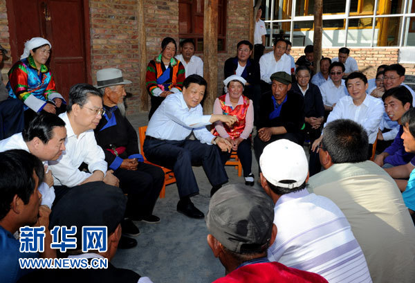 這是7月17日，劉云山在海東市互助土族自治縣東山鄉(xiāng)白牙合村同基層干部群眾座談。新華社記者 饒愛民 攝 