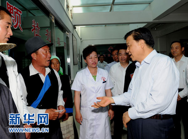 這是7月17日，劉云山在海東市互助土族自治縣中醫(yī)院調(diào)研。新華社記者 饒愛民 攝