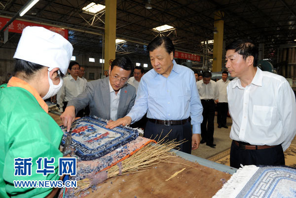 這是7月18日，劉云山在青海藏羊地毯集團(tuán)有限公司調(diào)研。新華社記者 饒愛民 攝