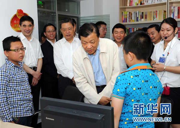 7月17日至19日，中共中央政治局常委、中央書記處書記劉云山在青海調(diào)研。這是7月18日，劉云山在西寧市南山西社區(qū)調(diào)研。 新華社記者饒愛民 攝