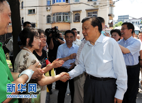 這是7月22日，劉云山在上海市普陀區(qū)桃浦鎮(zhèn)蓮花公寓居委會調(diào)研時同社區(qū)居民親切握手。新華社記者 饒愛民 攝