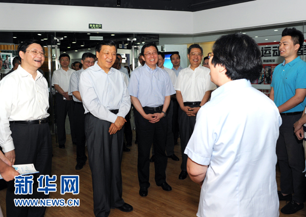 這是7月22日，劉云山在上海市靜安區(qū)就樓宇黨建工作進行調(diào)研。新華社記者 饒愛民 攝 
