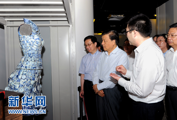 這是7月22日，劉云山在上海國家對外文化貿(mào)易基地調(diào)研。新華社記者 饒愛民 攝 