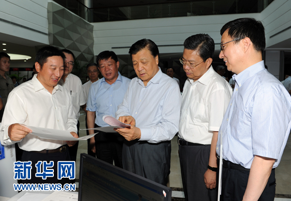  7月22日至23日，中共中央政治局常委、中央書記處書記劉云山在上海調(diào)研。這是7月22日，劉云山在中國（上海）自貿(mào)試驗區(qū)外高橋綜合服務(wù)大廳調(diào)研。新華社記者 饒愛民 攝 