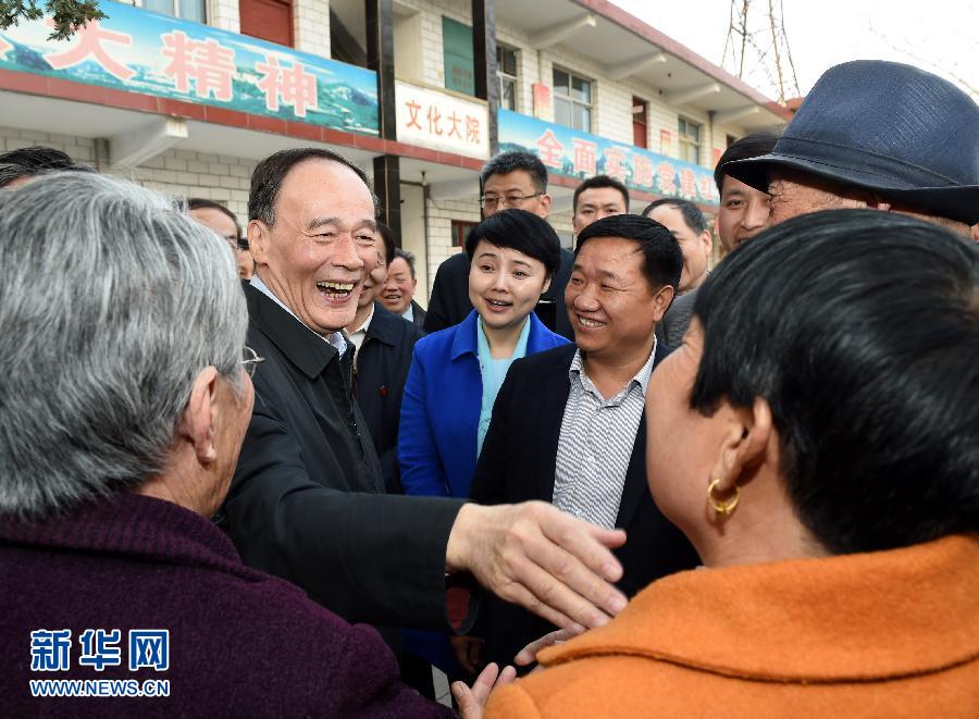 3月27日至28日，中共中央政治局常委、中央紀(jì)委書(shū)記王岐山到河南省調(diào)研，并主持召開(kāi)座談會(huì)。這是3月27日王岐山在河南林州姚村鎮(zhèn)馮家口村同村民親切交談。 新華社記者 饒愛(ài)民 攝