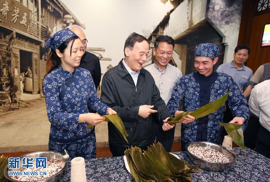 5月8日至10日，中共中央政治局常委、中央紀(jì)委書(shū)記王岐山到浙江省調(diào)研，并主持召開(kāi)部分省區(qū)市紀(jì)委書(shū)記座談會(huì)。這是5月8日，王岐山在嘉興五芳齋實(shí)業(yè)股份有限公司考察。新華社記者 姚大偉 攝 