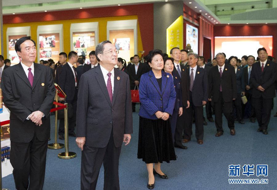 9月7日，中共中央政治局常委、全國政協(xié)主席、中央代表團(tuán)團(tuán)長俞正聲率代表團(tuán)全體成員來到拉薩西藏會展中心，出席《圓夢中國西藏華章——西藏自治區(qū)成立50年成就展》開幕式并參觀展覽。 新華社記者 黃敬文 攝 