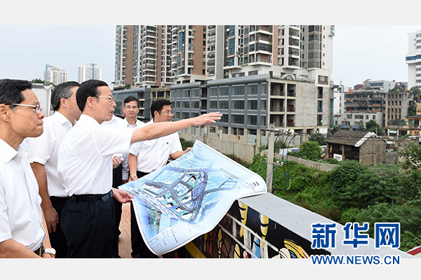 9月16日至18日，中共中央政治局常委、國務(wù)院副總理張高麗在廣西調(diào)研。這是9月16日，張高麗實地考察南寧水街棚戶區(qū)改造項目現(xiàn)場。 新華社記者張鐸攝 