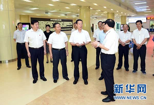 9月16日至18日，中共中央政治局常委、國務(wù)院副總理張高麗在廣西調(diào)研。這是9月17日，張高麗在南寧市公共資源交易中心對外服務(wù)大廳了解自治區(qū)簡政放權(quán)有關(guān)工作。 新華社記者張鐸攝