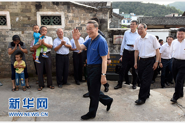 9月24日至26日，中共中央政治局常委、中央紀(jì)委書(shū)記王岐山在福建調(diào)研。這是9月24日，王岐山在連城縣紅四軍革命舊址參觀時(shí)，向附近的村民揮手致意。新華社記者張鐸攝