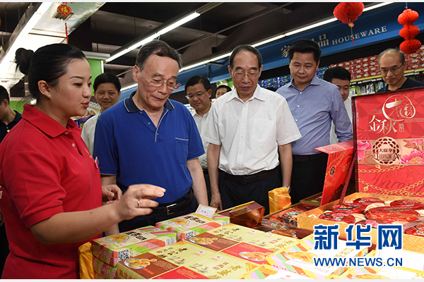 9月24日至26日，中共中央政治局常委、中央紀(jì)委書(shū)記王岐山在福建調(diào)研。這是9月24日，王岐山來(lái)到上杭縣古田鎮(zhèn)米蘭春天超市，調(diào)研“兩節(jié)”期間八項(xiàng)規(guī)定精神落實(shí)情況。新華社記者張鐸攝