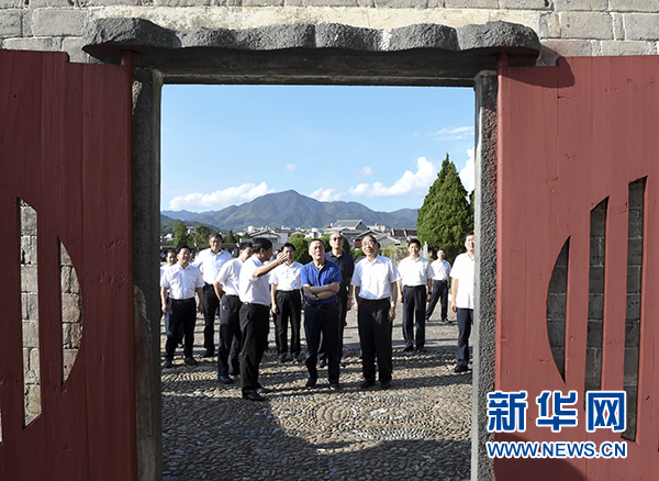 9月24日至26日，中共中央政治局常委、中央紀(jì)委書(shū)記王岐山在福建調(diào)研。這是9月24日，王岐山在上杭縣古田鎮(zhèn)參觀古田會(huì)議會(huì)址。新華社記者張鐸攝