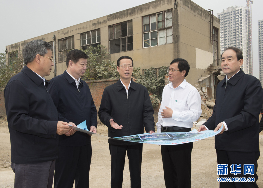 10月22日至23日，中共中央政治局常委、國務院副總理張高麗在山東調(diào)研扶貧工作情況。這是10月22日，張高麗就整體搬遷脫貧實地考察濟寧東南片區(qū)還遷安置區(qū)暨東南華城棚戶區(qū)改造項目。 新華社記者 王曄 攝