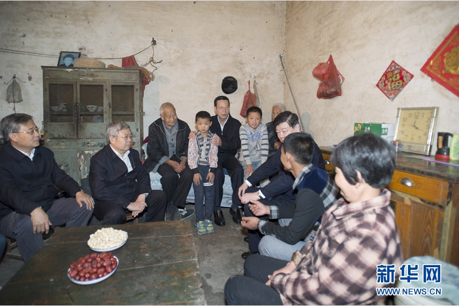 10月22日至23日，中共中央政治局常委、國務院副總理張高麗在山東調(diào)研扶貧工作情況。這是10月22日，張高麗在菏澤市巨野縣田莊鎮(zhèn)后屯村入戶看望生活困難村民。 新華社記者 王曄 攝