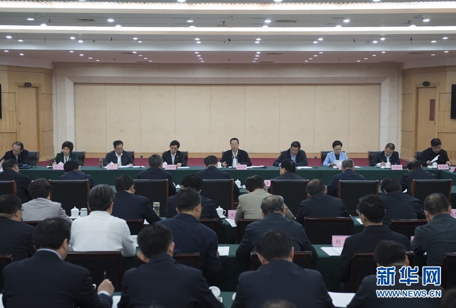 10月22日至23日，中共中央政治局常委、國務院副總理張高麗在山東調(diào)研扶貧工作情況。這是10月23日，張高麗在菏澤市主持召開扶貧工作座談會。 新華社記者 王曄 攝
