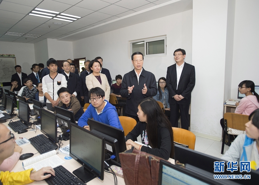 10月22日至23日，中共中央政治局常委、國務院副總理張高麗在山東調(diào)研扶貧工作情況。這是10月22日，張高麗在濟寧市惠普軟件人才實訓基地調(diào)研教育培訓脫貧有關(guān)情況。 新華社記者 王曄 攝