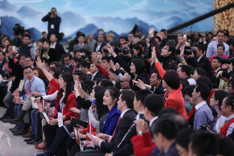 3月15日，國(guó)務(wù)院總理李克強(qiáng)在北京人民大會(huì)堂與中外記者見面，并回答記者提問。這是記者舉手爭(zhēng)取提問機(jī)會(huì)。 新華社記者 才揚(yáng) 攝