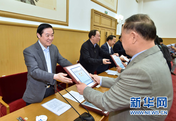 4月8日，中共中央政治局委員、中央書記處書記、中宣部部長(zhǎng)劉奇葆在北京同講好中國(guó)故事專家學(xué)者、文化交流使者研討班學(xué)員座談。這是劉奇葆在座談會(huì)上向獲得講好中國(guó)故事文化交流使者稱號(hào)的代表頒發(fā)證書。新華社記者 李濤 攝