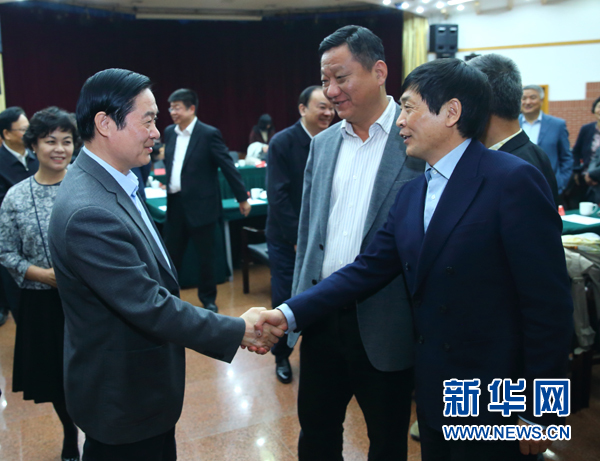 4月12日，中共中央政治局委員、中央書記處書記、中宣部部長劉奇葆在北京出席“走向世界的中國兒童文學(xué)”座談會并講話。這是座談會后，劉奇葆與國際安徒生獎獲得者、兒童文學(xué)作家曹文軒握手。新華社記者丁海濤攝