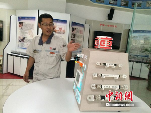 周勇在工作室介紹他制作的模型。中新網(wǎng) 邱宇 攝