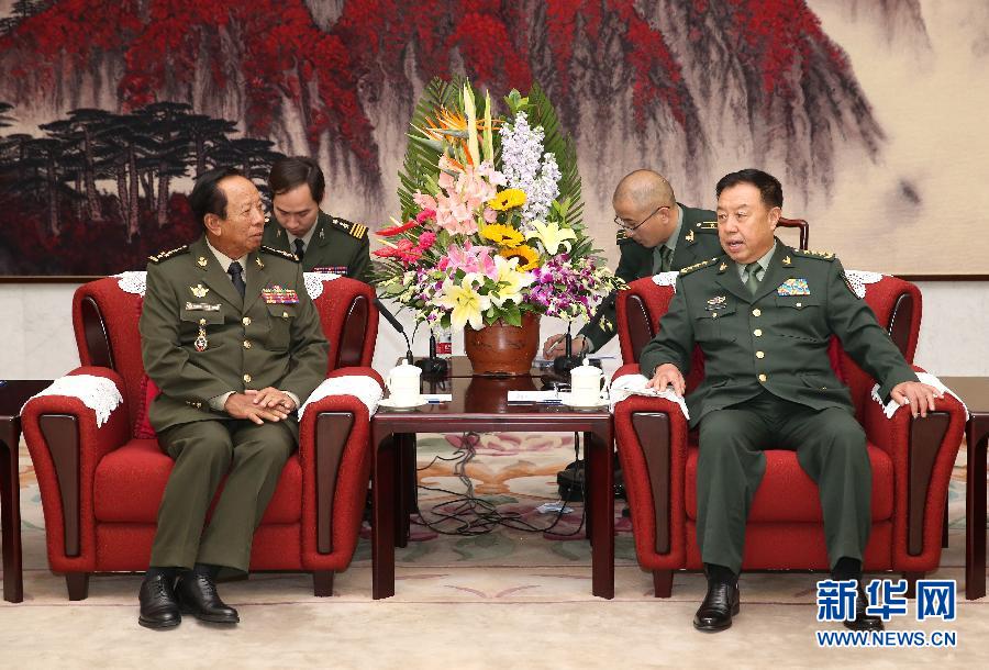 10月13日，中央軍委副主席范長龍在北京會見柬埔寨王國副首相兼國防大臣迪班。 新華社記者 馬占成 攝 
